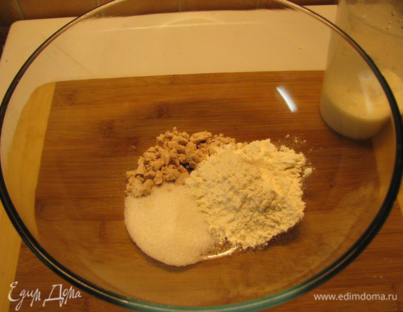 Дрожжи растворить в молоке добавить 2 ст. л. муки и 1 ст. л. сахара, щепотку соли, перемешать. Поставить подходить опару в теплое место на 30 минут. В это время замачиваем изюм.