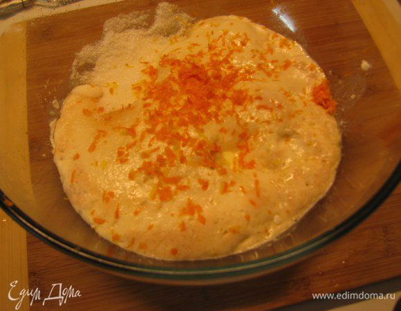 В опару добавляем яйцо, 50 г сахара, ванильный сахар, мягкое сливочное масло. Все тщательно перемешиваем.