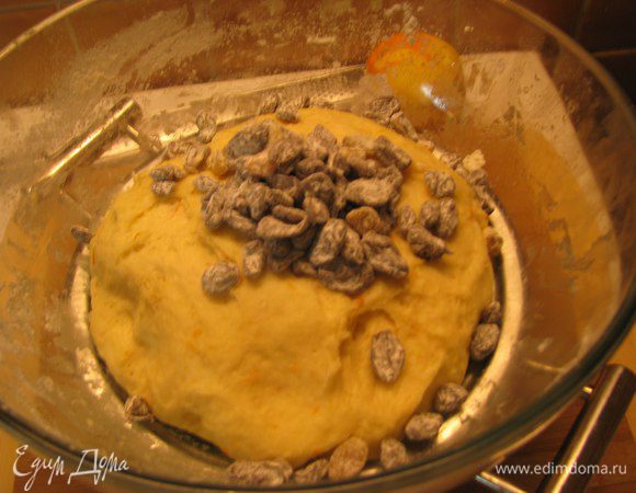 Теперь добавляем заранее замоченный изюм, его необходимо обсушить и обвалять в муке.