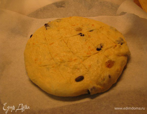 Отправляем тесто подходить еще на 30 минут. Разогревая духовку (у меня электрическая) 170-180°С готовим противень, сдобная выстилаем пергаментом. Из подошедшего теста формируем лепешку, довольно тонко. Я делаю на ней надрезы. Отправляем в духовку на от 20 до 35 минут.
