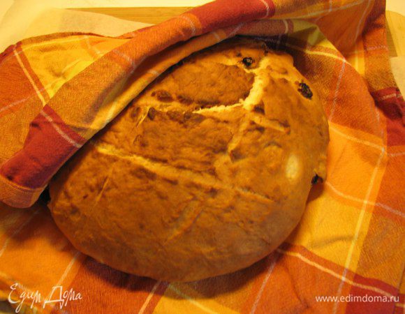 Накрываем готовую булку полотенцем и оставляем на пару часов отдохнуть. Пробовали есть сразу, как только остынет без полотенца, но структура теста совсем не та, так что не знаю какая магия случается там в полотенце, но оно того стоит :)