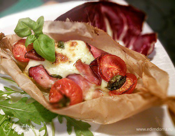 Карманчики сверху закрыть (у меня не хватило бумаги, поэтому я выложила кармашки в удобную форму и накрыла листом пергамента). Запекала в заранее разогретой до 175°С с горячим воздухом или 180°С примерно 20 минут, затем 15 минут без бумаги. 