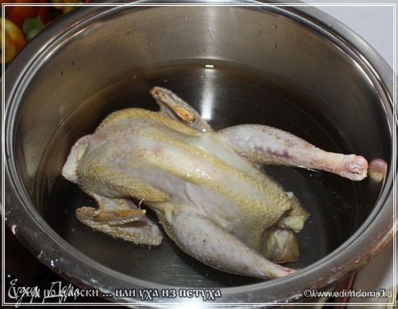 У Елены Ивановны в рецепте №117, есть указание про количество воды, которое для старта берется — «…залить холодной водой, как для мясного бульона, т.е. на 6-8 человек, 15 стаканами…». Вот такая образовалась картинка. В кастрюле толстодонной, блестяще железной.