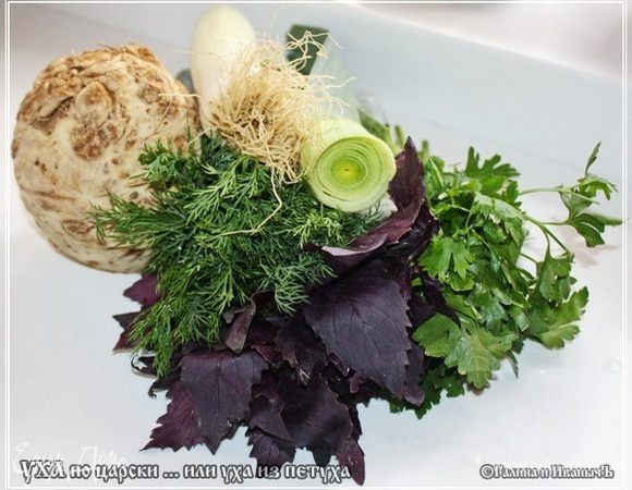 Сразу скажу, что чуть позже, подумав и оценив весь объем продуктов и время, которое предполагалось потратить на приготовление, воды я добавил. Еще стаканов шесть долил. Но это было чуть позже. Пока вода закипает, готовим коренья и всякое такое. Вот такой букет кореньев и зелени. Сельдерей, лук порей, зелень. Базилик, сразу скажу, на этой картинке — исключительно для создания декоративного пятна.