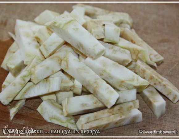 Сельдерея, понятное дело, столько не надо. А надо всего осьмушку от той головки, что на фото. Моем, чистим, и шинкуем вот так. Хорошо бы еще из белых кореньев петрушки, но нет пока корней.