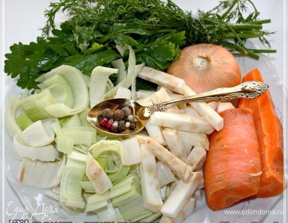 Морковку, чуть больше среднего (тоже разделите на две части) и пару луковок приготовьте. Лук не чистите, снимите только верхний слой шелухи. 
Порей. Промыть очень тщательно и нашинковать не очень мелко.
И перцев всяких, которые горошками. Лаврушков пару листиков – лишним не будет. А вот, рекомендованную некоторыми источниками гвоздику, я из солидарности с Еленой Ивановной, класть в кастрюлю не стал. Ну, ее, гвоздику…