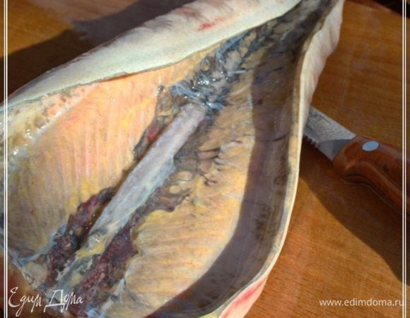 Тушку выпотрошить и снять всякие пленки и прочие там остатки пузырей и прочего. Потом, естественно, хорошо промыть.