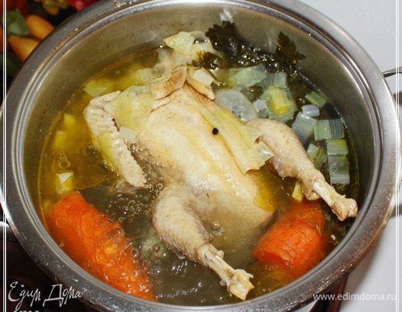 Итак, прошло два часа и еще пятнадцать минут стояния кастрюли на мизерном огне под закрытой крышкой. Снимаем крышку. Аромат одуряющий. Вкус, ну не соленый же бульон. Какой там может быть еще вкус?