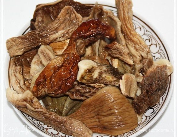 Вернемся на минутку к грибам. Очень хорошо промыть. Прямо каждый грибок. Чтобы исключить остаток хоть малейших песчинок.
Я воду, в которой грибы замачивались вылил. Хоть и аромат от нее исходил умопомрачительный. Жалко было, но опять-таки из гигиенических соображений.
