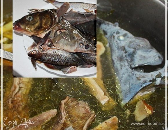 А затем выкладываем в кастрюлю головы, плавники и рыбную мелочь.