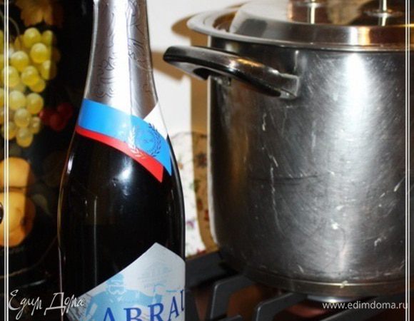 Всего по времени стерлядок томить надо минут двадцать. Ну, тридцать — на пределе.  «… Любители прибавляют в эту уху: шампанского Клико и сотерну высокого сорта, отдельно раз вскипячённого…». У меня в подвале нашлась бутылка «Абрау». Пусть полусухого, зато настоящего. Влил, конечно, минут за десять до окончания 150 граммов. Было дело.

