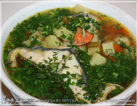 Ну и собственно — «…Выложить осторожно рыбные звенья в суповую чашку, всыпать зеленого укропа, залить процеженною ухой. Подаются отдельно полуломтики лимона, очищенного от кожицы и зерен. Многие любят и зеленый мелко изрубленный лук. Из пирожков подаются расстегая, московская кулебяка, пирожки с визигой и саго и пр…». 
А теперь два слова про ощущения и прочее. Уха получилась наваристости сумасшедшей. Но, конечно, тяжеловатая еда, как ни крути, поэтому рюмка вторая пшеничного сока вполне будет уместна. А так очень даже вполне!
Ангела вам за трапезой!
