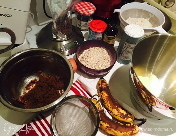 Набор продуктов как будто большой, но думаю, все они доступные за исключением сахара мусковадо — он придает тягучесть, карамельно-медовый аромат ну и цвет, конечно. За неимением можно и просто сахаром обойтись — тоже будет вкусно! Отмерили все ингредиенты, включили духовку на 180°С. Застелили противень и зовем детей готовить!