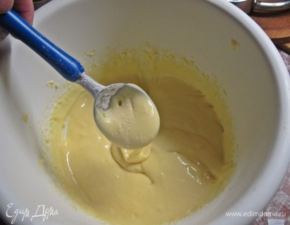 Яйца взбить с сахаром, продолжая взбивать, добавить сметану и майонез. Муку смешать с разрыхлителем и ввести в смесь. Хорошо взбить. Тесто должно быть, как очень густая сметана.