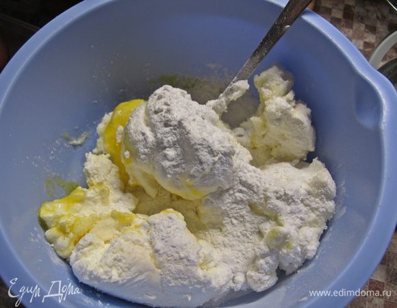 Творог не должен быть сухим. Если у вас творог с комочками пробиваем его блендером. Добавляем сахар, крахмал, яйцо, ванилин и хорошо перемешиваем.