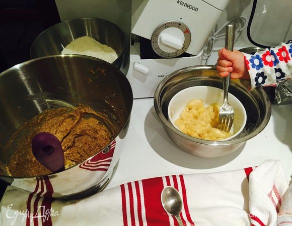 Мягкое сливочное масло взбиваем миксером до пышности. В это время можно доверить помощнице (-ку) разминать бананы. Потом к маслу добавляем сахар (оба вида), яйцо и ванильную эссенцию. В отдельной миске смешиваем муку, соль и соду (тоже помощникам можно доверить). К маслу и сахару добавляем бананы. Потом вручную (в четыре руки) вмешиваем туда сухие ингредиенты, овсянку в том числе. И шоколад (указала и взвесила 60, но по факту почему-то стало на грамм 20 меньше).