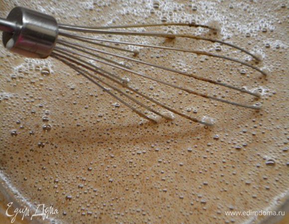 Влить растительное масло и молоко,перемешать.Просеять какао и еще раз взбить.