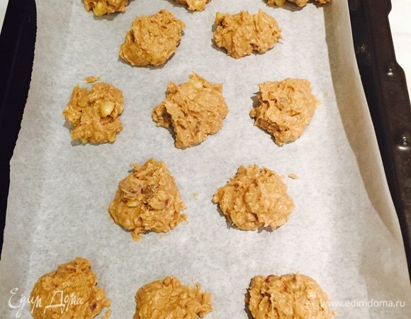 Берем ложечку и аккуратно (если получится, конечно, мы измазались все) выкладываем «шарики», оставив расстояние между ними. На каждую печенку кладем по лесному ореху. Выпекаем минут 20 до румяной корочки.