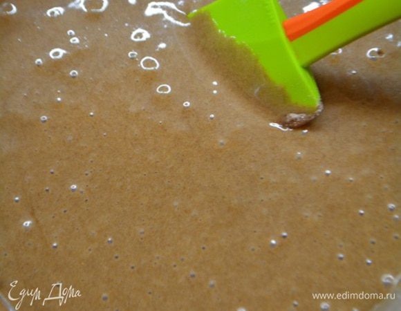 К основной массе добавить просеянную муку с разрыхлителем. Взбить до однородного состояния. Форму застелить бумагой для выпечки и вылить тесто. Запекать при температуре 180°С 40-45 минут, готовность проверять лучинкой.