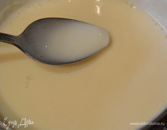 Тем временем займемся шоколадным муссом. Для этого предварительно замочить желатин в холодном молоке для набухания. Поставить на медленный огонь и распустить. Но не в коем случае не кипятить!