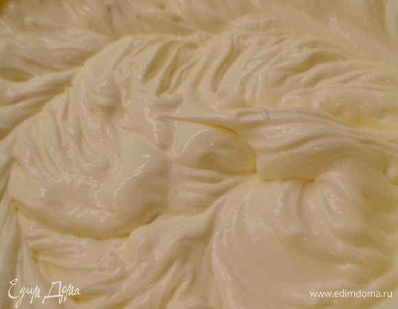 Охлажденные сливки взбить с сахарной пудрой до устойчивых форм пик.