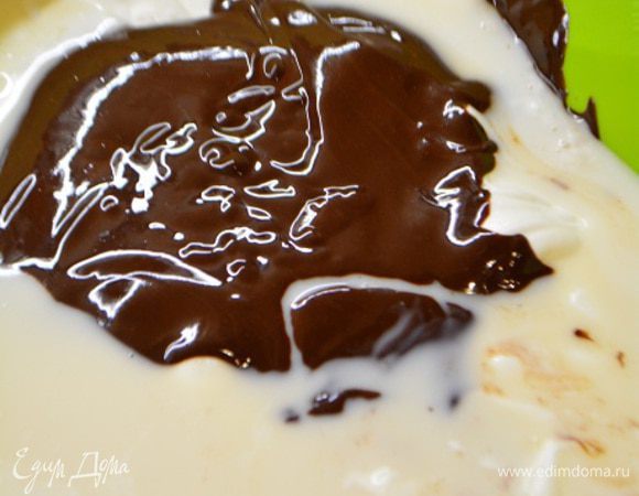 К сливкам добавить растопленный шоколад, перемешать до однородности цвета. Влить теплый желатин и снова перемешать снизу-вверх.