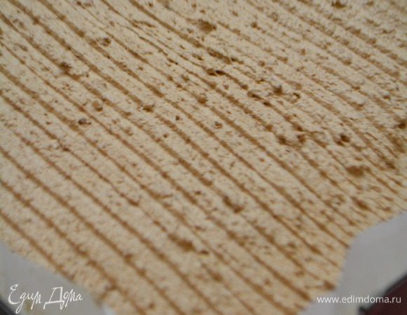 Бисквит пропитать свежесваренным кофе с сахаром и ликером. Сверху выложить шоколадный мусс и разровнять. Убрать в холодильник на 6 часов.