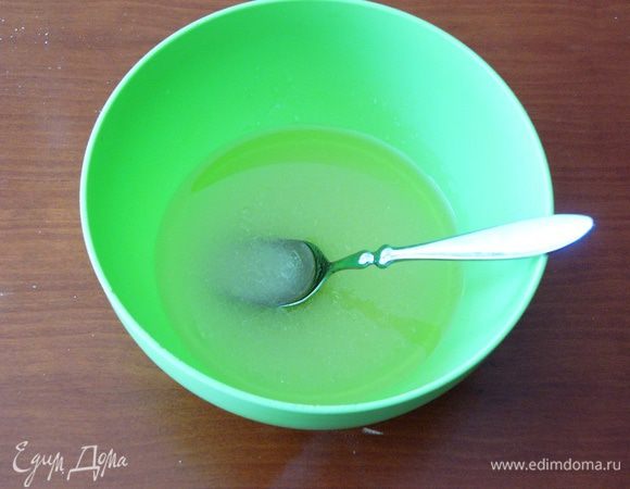 Добавляем 10 ст. л. сахара. Хорошо размешиваем. 