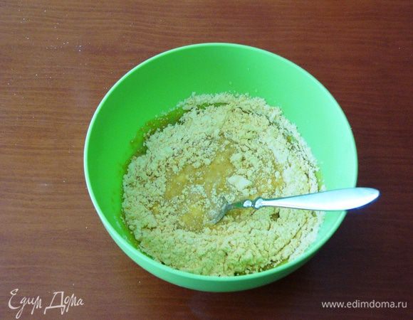 Добавляем кукурузную муку с разрыхлителем или содой. Если ее нет, добавляем обычную муку. 