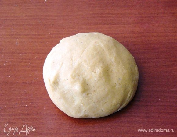 Муки может понадобиться больше или меньше, добиваемся консистенции мягкого теста и достаточно. Затем хотя бы на полчаса отправляем тесто, накрыв пленкой, в холодильник. С охлажденным тестом намного проще работать при раскатке и вырезании фигурок. 