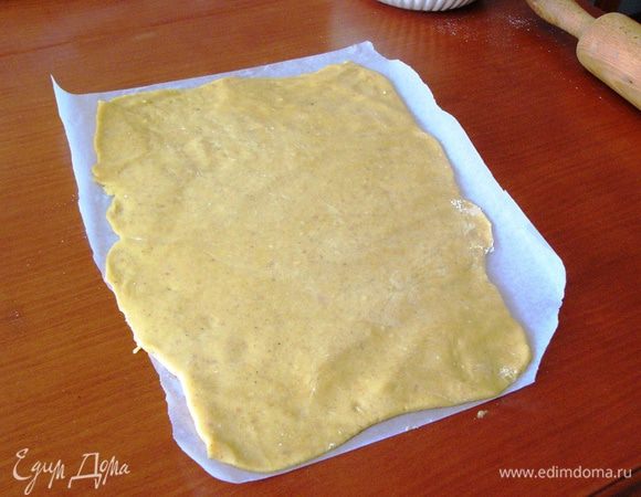 Охлажденное тесто раскатываем не очень тонко прямо на бумагу для выпечки, слегка присыпая скалку мукой, чтобы не прилипала. Тонкое печенье будет более твердым.

Я разделала тесто на 2 части и два противня, соответственно. 