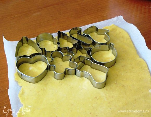 С помощью форм для печенья вырезаем фигуры. 