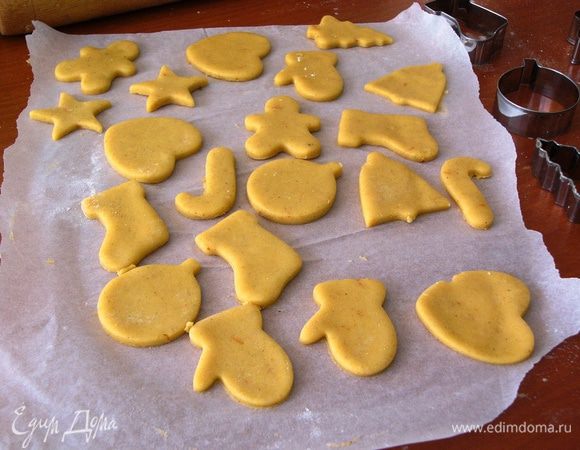 Старайтесь не располагать формы слишком близко друг к другу, потому что печенье при выпечке будет "расти". Либо раздвиньте вырезанные фигуры на пару сантиметров друг от друга. Это сложнее, потому что при переносе они могут деформироваться. 
