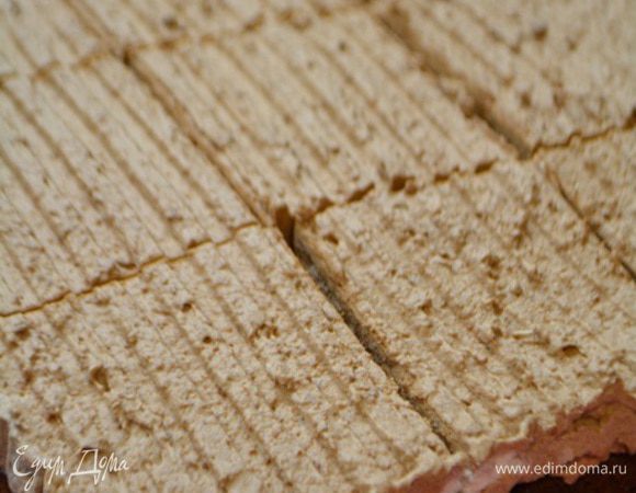 По истечению времени снять борта, удалить бумагу и нарезать на порционные кусочки. Теперь можно подавать к чаю.