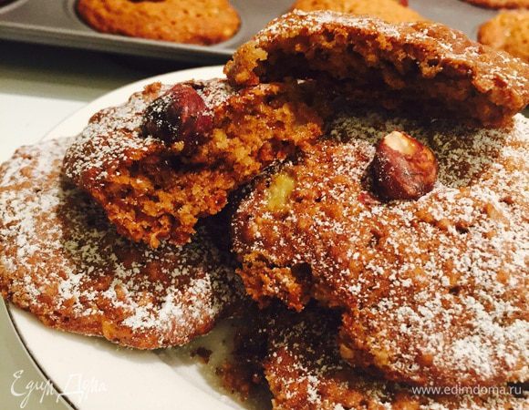 P.S: данного количества теста хватает на два противня. Я вторую партию уложила в форму для маффинов (такую неглубокую), чтобы они покрасивее были. Ну так вот, ровные и круглые они стали, но лепешки-то вкусней. Потому что хрустят и тянутся, а в формочках мягкие, как маффины почти. Так что, выбор за вами!