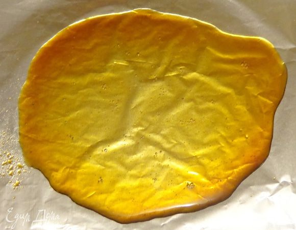  Дождаться, пока карамель полностью остынет и аккуратно снять ее с фольги.