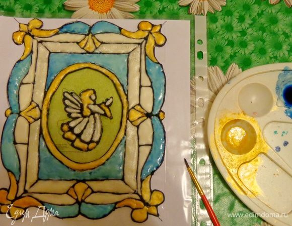 После того как картинка полностью высохнет, наступает время раскрашивания. Окраску можно делать либо, добавляя пищевую краску прямо в айсинг, либо разведенной в водке краской и кондурином, работая влажной кисточкой по высохшему покрытию. Мне больше нравится для этой цели второй вариант.