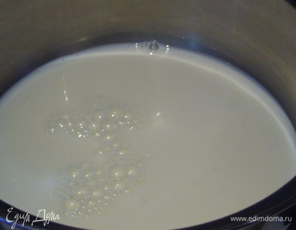 Молоко наливаем в сотейник и доводим до кипения.