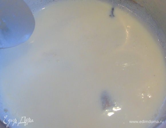 Добавляем все сахар и приправы: корицу, бадьян, ваниль, семена из двух коробочек кардамона, мускатный орех, соль, перец чили, ваниль и накрываем крышкой и оставляем на 30 минут.