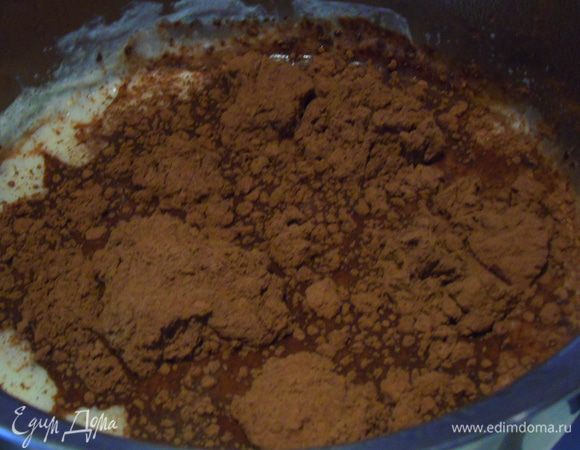Всыпаем какао и возвращаем на огонь.