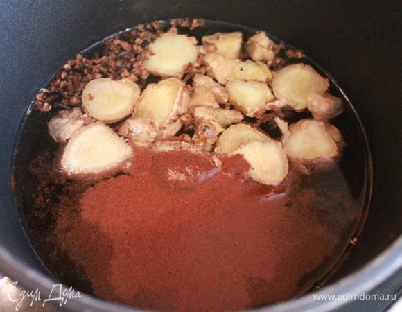 Имбирь нарезать. Если не любите острый вкус имбиря — уменьшите количество в половину. Добавить в сотейник имбирь, гвоздику, корицу.