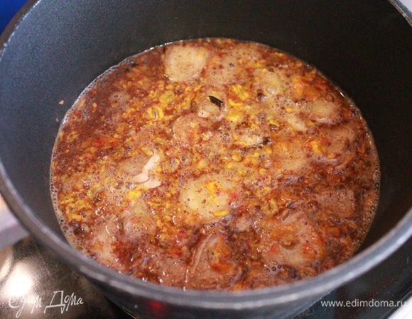 Облепиху протереть через сито. Косточки добавить в сотейник. Довести все до кипения и проварить на медленном огне 15 минут.