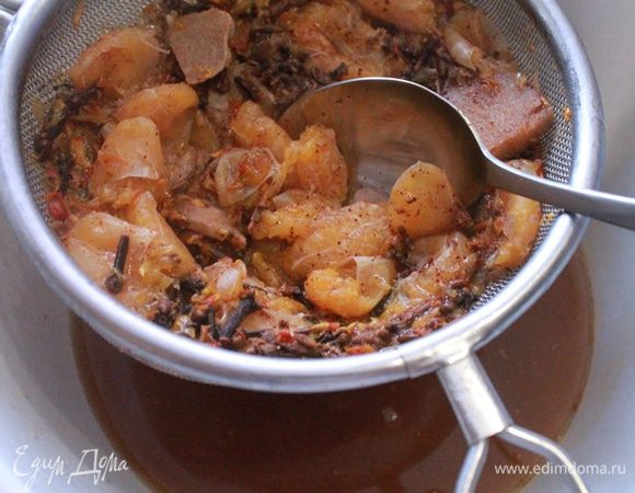 Добавить нарезанные мандарины и проварить еще 1 минуту. Все протереть через сито.