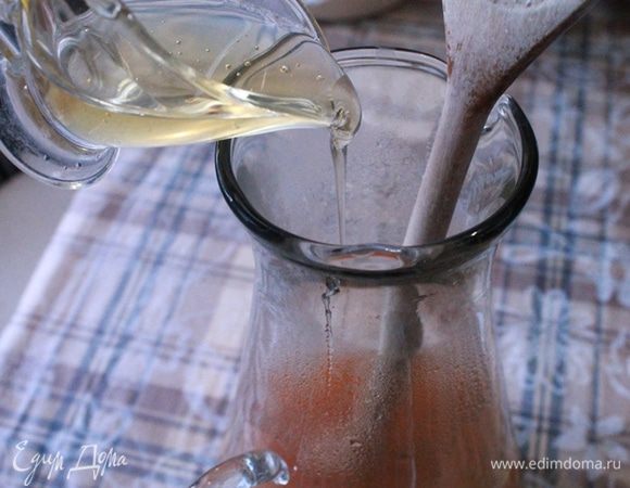 Наш будущий напиток перелить в кувшин, остудить 5 минут и добавить протертую облепиху. Следом влить мед и перемешать.