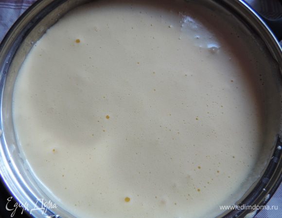 Яйца взбиваем с сахаром и ванилином примерно 10 минут. Масса должна посветлеть, увеличиться в объеме минимум в 3 раза и загустеть.
Затем, не прекращая взбивания, добавляем 2 столовые ложки кипятка, а затем тонкой струйкой вливаем масло и взбиваем до однородной пышной массы. Она станет менее густой но очень воздушной.