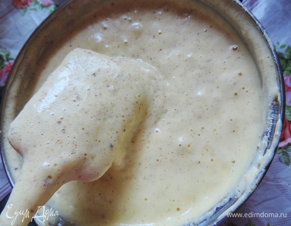 Тесто получается воздушным и не очень густым. Свободно стекает с лопатки.