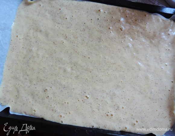 Полученное тесто переливаем в форму, выстеленную пергаментом. Бока формы ничем не смазываем! Данное количество теста достаточно для того, чтоб выпечь бисквит в форме 30х40 см или двух круглых диаметром 26 см.
