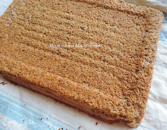 Выпекаем бисквит в разогретой до 180°С духовке 25-30 минут. Ориентируйтесь по своей духовке и сухой лучинке. Даем остыть в форме в духовке с открытой дверцей. Затем аккуратно удаляем бумагу.