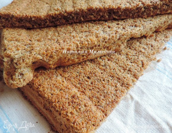 Разрезаем бисквит на нужное количество частей. В моем случае на 3.