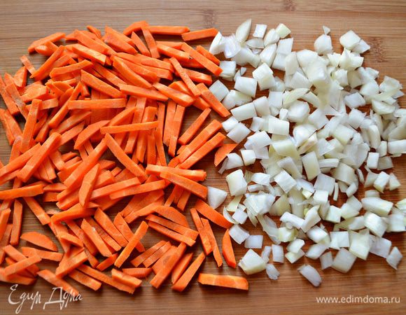 Морковь помойте, почистите, нарежьте соломкой. Лук почистите и мелко порежьте.